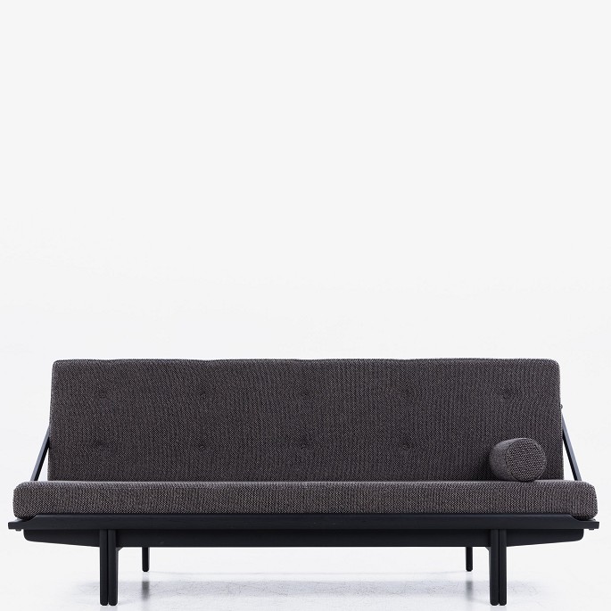 Poul Volther / Klassik Studio.
Volther Daybed i sortbejdset eg med hynde i 