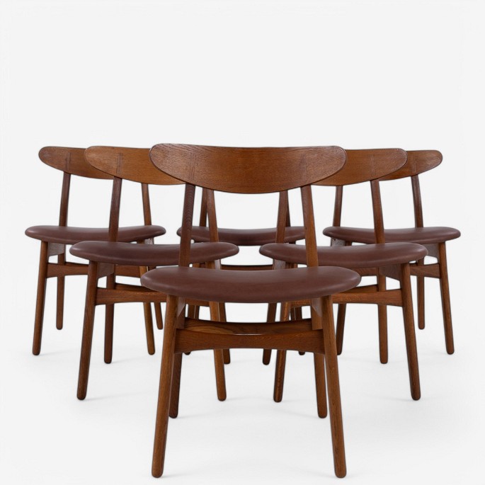 Hans J. Wegner / Carl Hansen.
CH 30 - Sæt à 6 spisestole i patineret eg og nybetrukket m. Partisen Chocolate 
læder (56101).
1 sæt på lager
