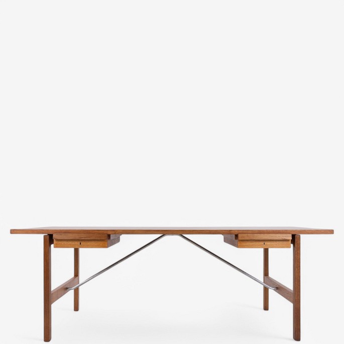 Hans J. Wegner / Andreas Tuck.
AT 325A - Skrivebord i eg med to skuffer.
1 stk. på lager
