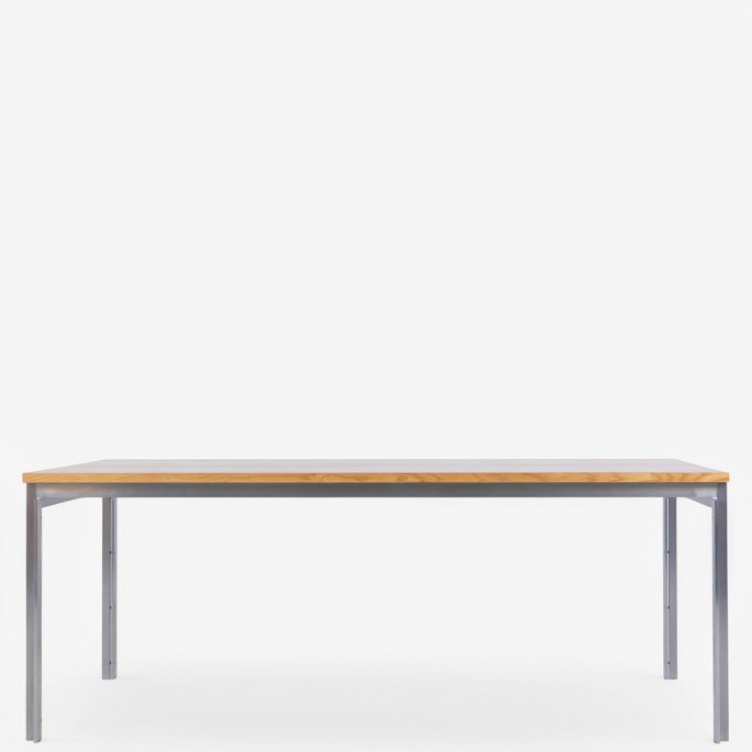 Poul Kjærholm / Fritz Hansen.
PK 55 - Arbejdsbord/spisebord med plade i ask og stel af stål. Mærket fra 
producent.
1 stk. på lager
