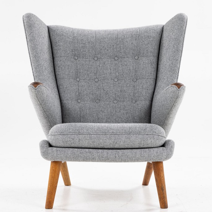 Hans J. Wegner / AP Stolen
AP 19 - Nybetrukket Bamsestol i gråt tekstil (Hallingdal 65-uld, farvekode: 
130).
1 stk. på lager

