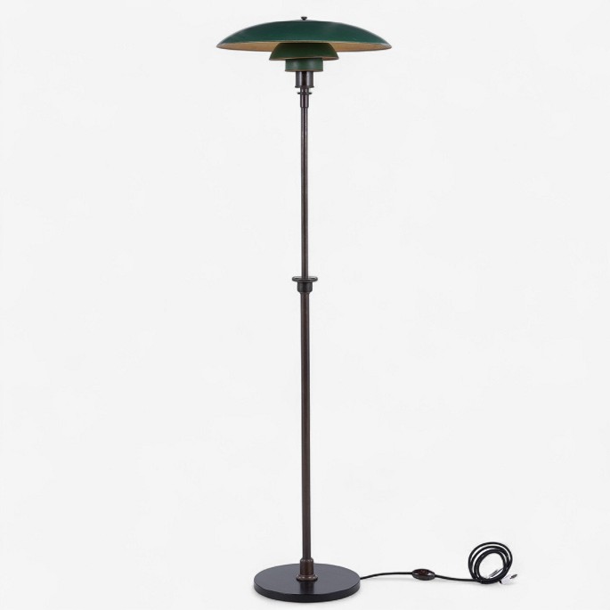 Poul Henningsen / Louis Poulsen.
PH 5/3 - Standerlampe i bruneret messing med grønne kobberskærme. Stemplet 

