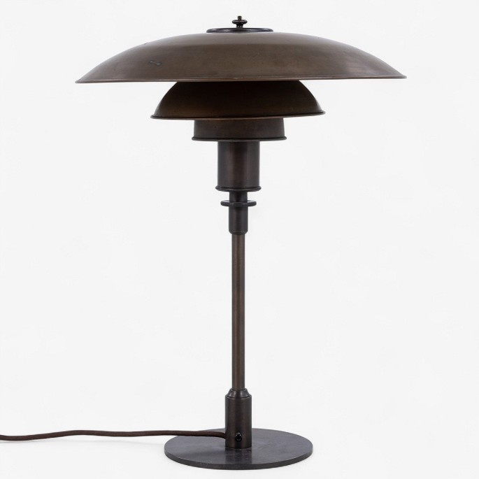 Poul Henningsen / Louis Poulsen.
PH 4/3 - Bordlampe med patinerede kobberskærme. Stemplet 