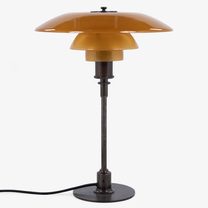 Poul Henningsen / Louis Poulsen.
PH 4/3 - Bordlampe med skærme i ravfarvet glas og gammel afbryder. Stemplet 
