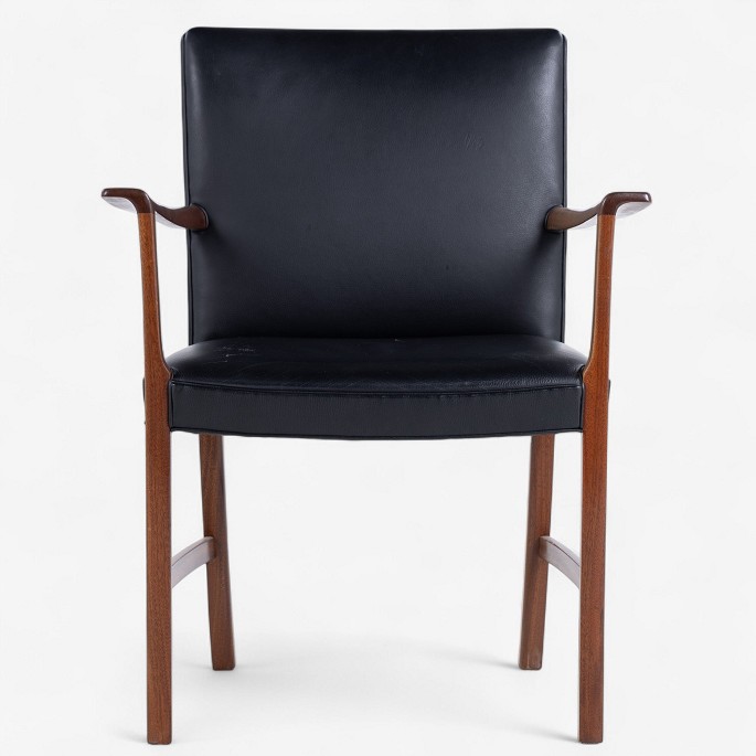 Ole Wanscher / A.J. Iversen
Armchair in mahogany and black leather.
1 pc. in stock
