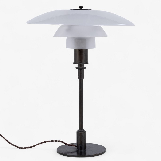 Poul Henningsen / Louis Poulsen.
PH 4/3 - Bordlampe i bruneret messing med skærme i mat glas. Stemplet 

