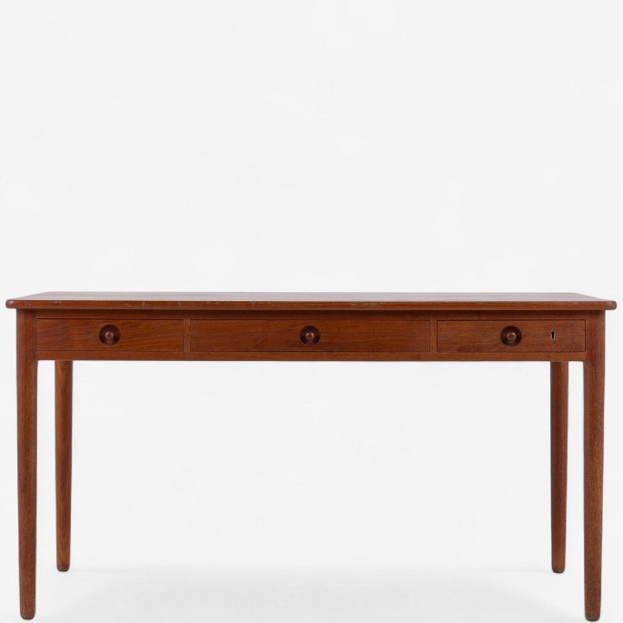 Hans J. Wegner / Andreas Tuck.
AT 305 - Skrivebord i teak m. tre skuffer.
1 stk. på lager
