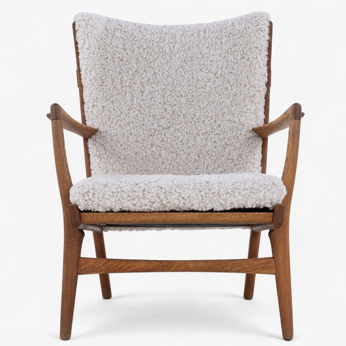 Hans J. Wegner / AP Stolen
AP 16 - Lænestol betrukket i lammeskind (farve: Moonlight) med stel i patineret 
eg.
1 stk. på lager
