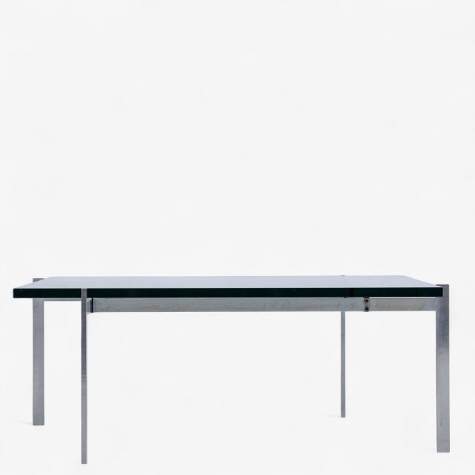 Poul Kjærholm / Fritz Hansen.
PK 61 - Sofabord med glasplade på stel af stål. Mærket fra producent.
1 stk. på lager
