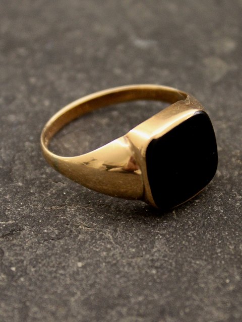 14 carat gold ring with onyx