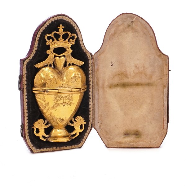 Amageræg i originalt foderal begge dateret 1814 og med navnetrækkene "NISF DMTD". Stemplet "W". Uidentificeret mester 1810-20. H: 10,4cm