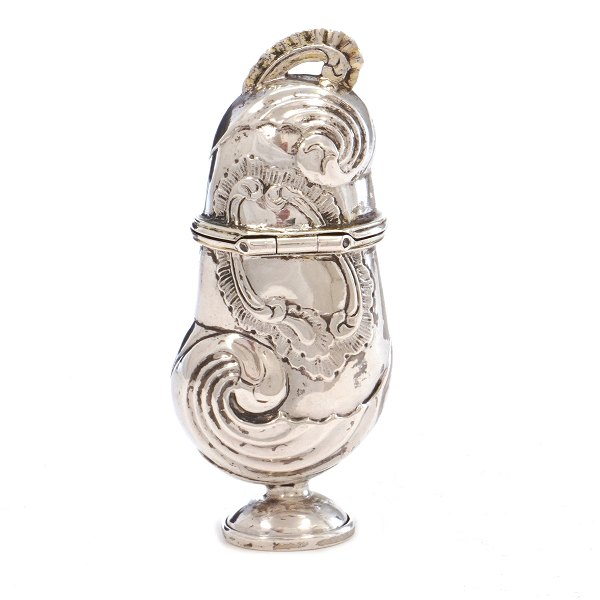 Hovedvandsæg i sølv såkaldt "Haneæg". Mester Joachim Weller, 1754-92, Holstebro. 
H: 8,2cm
