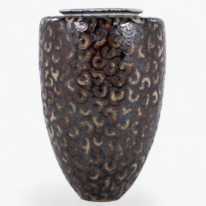 Per Weiss / Eget værksted.Kolossal krukke i stentøj med sort glasur og røde stafferinger. Signeret.1 stk. på lager