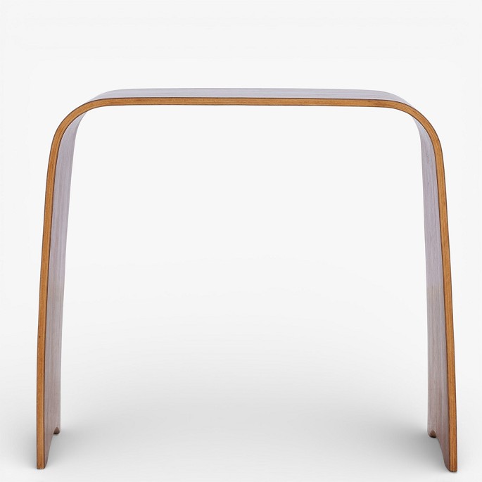 Hans Ludvigsen / Fritz Hansen.Model 4515 - Taburet/sidebord i formbøjet teak. Formgivet i 1958. Brændemærket fra producent.1 stk. på lager