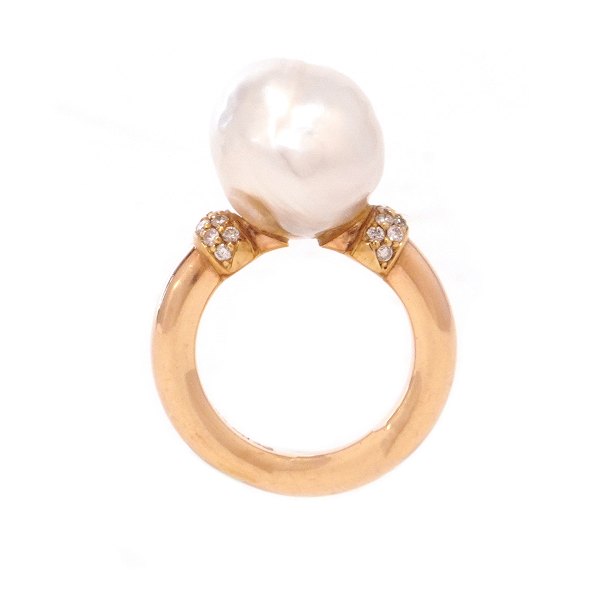 Benny Holmsted, København, 1989-2001, ring i 14kt guld med stor perle. Ringstr. 50