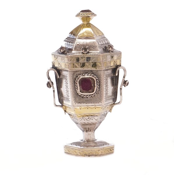 Hovedvandsæg i delvist forgyldt sølv udført af Christian Andersen, Leck, ca. år 1800-20. H: 9,4cm