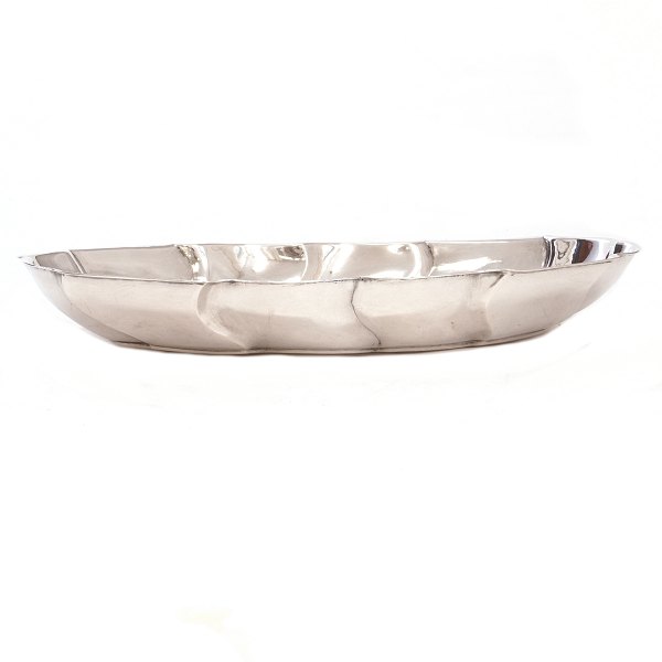 Danish Rococo silver dish by Nicolai Langermann, Copenhagen, 1748-1767. Dated 1753. H: 3,7cm. L: 24cm. W: 298gr