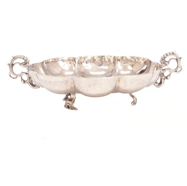 Tidlig brændevinsskål i sølv udført af mester og oldermand Mikkel Jensen, Aalborg, 1685-1714. H: 4,5cm. L: 15,5cm