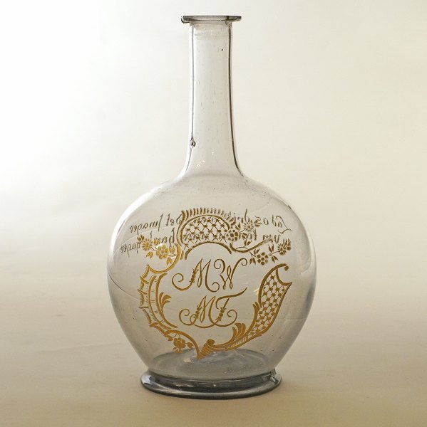 Nøstetangen eller Hurdal karaffel prydet med forgyldte ejermonogrammer og drikkevise. Ca. år 1770-80. H: 19cm